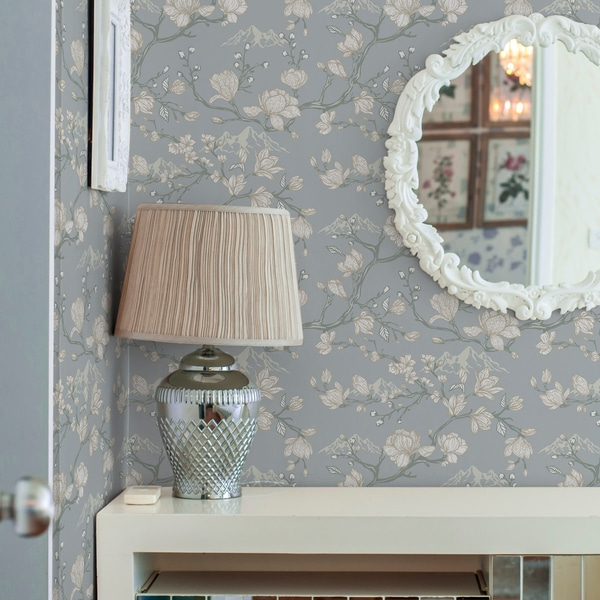 Fototapet Hvide blomster på grene og bjerge på en blå baggrund, Tapet i shabby chic-stil, a00021 : Uwalls.dk